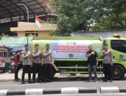 Jelang HUT Humas Polri ke-72, Polres Jakpus Distribusikan 8000 Liter Air Bersih ke Warga Kemayoran