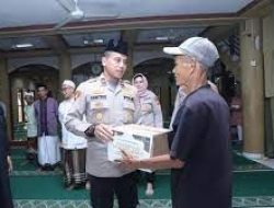 Peringati Maulid Nabi, Polisi bersih-bersih Masjid dan bagikan sembako di Mampang Prapatan Jakarta Selatan