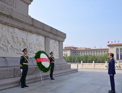 Presiden Jokowi Kunjungi Monumen Pahlawan Rakyat di Beijing