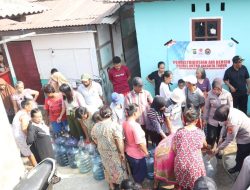 Sambut HUT Humas Polri ke-72, Polres Jaktim Bagikan Air Bersih ke Warga Terdampak Kemarau di Duren Sawit