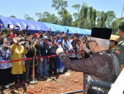 Wapres Ma’ruf Amin Sapa Masyarakat dan Cicipi Durian Montong Palu di KPN Donggala