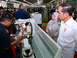 Presiden Joko Widodo Tinjau Aktivitas Pembelajaran di SMK Negeri 1 Purwakarta