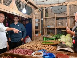 Presiden Joko Widodo Cek Harga Komoditas Pangan di Pasar Citeko Purwakarta