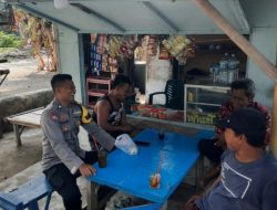 Briptu Tulus Nugroho Hidayat Bhabinkamtibmas Pulau Lancang Sosialisasikan Layanan Contact Center 110 Polri kepada Warga Secara Door to Door