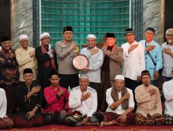 Jaga Kamtibmas tetap kondusif Jelang Pemilu 2024, Kapolrestro Depok Sholat Subuh Berjamaah Masjid Baiturrahman