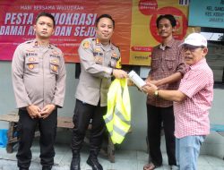Kapolres Metro Jakarta Selatan membagikan alat siskamling kepada warga yang melaksanakan siskamling di Poskamling kebayoran Baru Jakarta Selatan