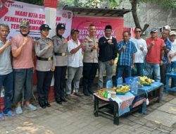 Lakukan Asistensi dan Pengecekan Pos Satkamling di Cilandak Timur, Kapolsek Pasar Minggu Memasang Sticker Nomor Pelayanan Polsek