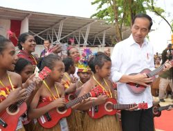 Lantunan Musik Ukulele Sambut Kehadiran Presiden Jokowi di Kawasan Pantai Semau