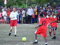 Main Sepak Bola dengan Pelajar di Biak Numfor, Presiden: Ini Bentuk Motivasi untuk Mereka