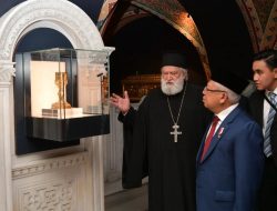 Momen Wapres Ma’ruf Amin Kunjungi Gereja Katedral Metropolitan Athena