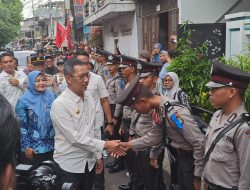Polsek Johar Baru Lakukan Pengamanan Kunjungan PJ Gubernur DKI Jakarta Heru Budi Tinjau Rumah Tak Layak Huni yang Akan Dibedah
