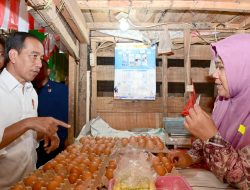 Presiden Jokowi Cek Harga Komoditas Pangan di Pasar Citeko
