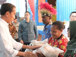 Presiden Jokowi Salurkan Bantuan Pangan Cadangan Beras Pemerintah di Kabupaten Biak Numfor