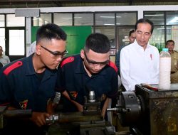 Presiden Jokowi Tinjau Aktivitas Pembelajaran di SMK Negeri 1 Purwakarta
