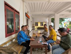 Sampaikan Pesan Pemilu Damai, Kanit Binmas Polsek Serang Baru Sambangi Kantor Desa