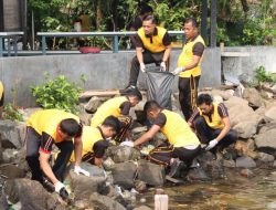 Wakapolres Kepulauan Seribu Pimpin Kegiatan Olahraga Pagi dan Korve Pantai untuk Membersihkan Sampah