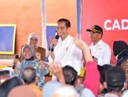 Bagikan Bantuan Pangan Cadangan Beras Pemerintah, Presiden Joko Widodo: Jika APBN Cukup Akan Dilanjutkan