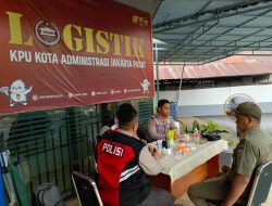 Antisipasi gangguan Kamtibmas, Personel Polres Metro Jakarta Pusat Amankan Gudang Logistik Pemilu di Gedung KPRI Gunung Sahari.
