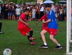 Bermain Sepak Bola Bersama Warga NTT, Presiden: Gembira dan Sportif