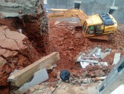 Bhabinkamtibmas Aiptu Dede W Rusmana Lakukan Pengecekan Lokasi Tanah Longsor di Kelurahan Curug