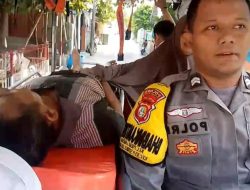 Briptu Tulus, Bhabinkamtibmas Pulau Lancang Bergerak Cepat Bantu Evakuasi Pasien Sakit ke Puskesmas