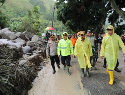 Kapolda Sumut Salurkan Bantuan dan Pastikan Pencarian Korban Longsor di Humbahas