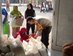 Penyaluran Bansos Kemensos, Bhabinkamtibmas Aipda Andik Laksanakan Pengamanan