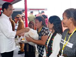 Presiden Jokowi Sapa Warga NTT dan Bagikan Bantuan Pangan CBP
