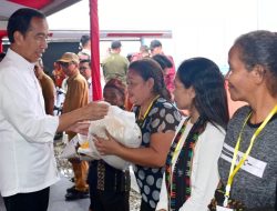 Presiden Joko Widodo Sapa Warga Nusa Tenggara Timur dan Bagikan Bantuan Pangan CBP