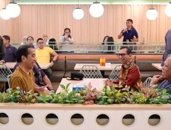 Saat Presiden Jokowi Santap Malam di Mal Kota Kupang