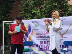 Abdul Mu’ti Berikan Hadiah Buku ‘Guyon Maton: Lucu Bermutu ala Muhammadiyin’ kepada Airin Rachmi Diany