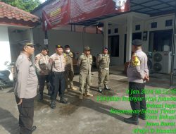 Cegah Gangguan Personil Polres Metro Bekasi Kota Lakukan pengamanan dan pemantauan Kantor KPU Kota Bekasi