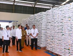 Presiden Joko Widodo Cek Stok Beras dan Salurkan Bantuan Pangan