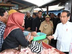 Presiden Joko Widodo Cek Harga Bahan Pokok dan Bagikan Bansos di Pasar Mungkid Kabupaten Magelang