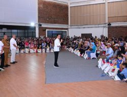 Presiden Joko Widodo Serahkan Bantuan Pangan kepada Masyarakat di Tangsel