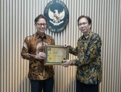 Menkes Budi Sadikin Terima Penghargaan Angka Nitisastro dari ITS