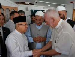 Momen Pendeta Gereja Sacred Heart Temui Wapres Ma’ruf Amin Usai Salat Jumat di Masjid Ponsonby
