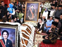 Presiden Jokowi Takziah ke Rumah Duka Almarhumah Mooryati Soedibyo
