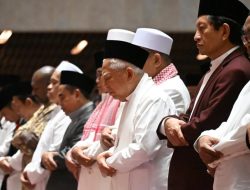 Salat Isya dan Tarawih di Masjid Istiqlal