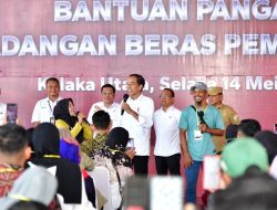 Presiden Joko Widodo Serahkan Bantuan Pangan bagi Masyarakat di Kolaka Utara Sulawesi Tenggara