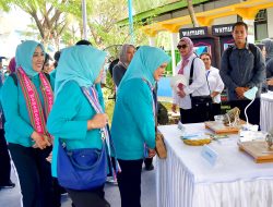 Ibu Iriana Panen Mutiara dan Tinjau UMKM di Balai Perikanan Budidaya Laut Lombok