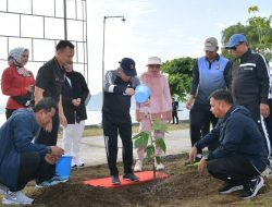 Kunjungan Kerja di Mamuju, Wapres Ma’ruf Amin Tanam Pohon Sukun Usai Olahraga Pagi