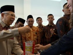 Momen Wapres Ma’ruf Amin Nyicipin Kerupuk Ikan