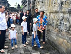 Presiden Jokowi Ajak Keluarga Berakhir Pekan di Candi Borobudur