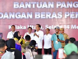 Presiden Jokowi Serahkan Bantuan Pangan bagi Masyarakat di Kolaka Utara