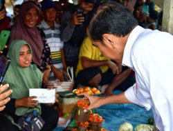 Presiden Jokowi Tinjau Pasar Rakyat Kambara, Pastikan Stabilitas Harga Kebutuhan Pokok