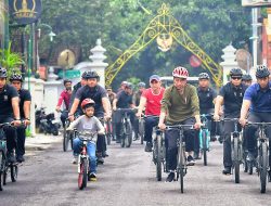 Sabtu Pagi di Yogyakarta, Presiden Jokowi Gowes “Dikawal” Jan Ethes