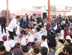 Tinjau Posko Pengungsi di Agam, Presiden Jokowi Serahkan Bantuan bagi Warga Terdampak Bencana