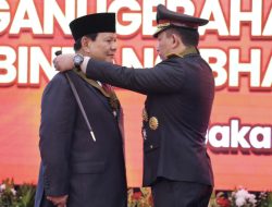 Menhan Prabowo Subianto Terima Penganugerahan Tanda Kehormatan Bintang Bhayangkara Utama di Mabes Polri