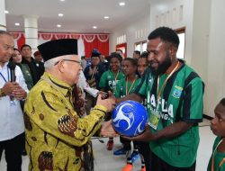 Momen Wapres Ma’ruf Amin dan Ibu Wury Sapa Pemain Futsal Papua Pegunungan dan Terima Hadiah Lukisan